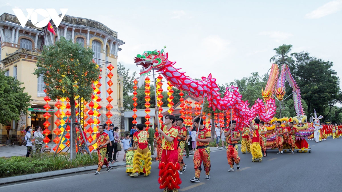 Lion dance excites street crowds as Full Moon Festival in full swing
